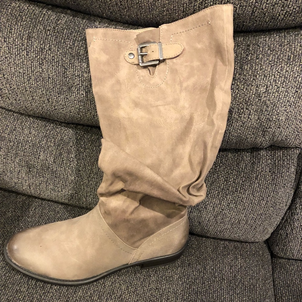 Calf high tan boots 👢